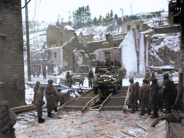 Visite guidée en véhicule d'époque sur les traces de la Seconde Guerre Mondiale à Houffalize